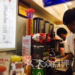 三亞夜晚的多重奏 酒吧街慢搖吧、面包飲品與美食團購指南